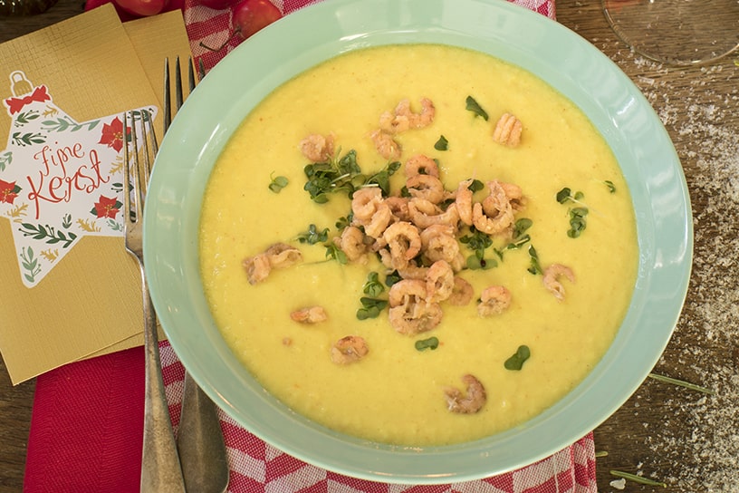 soep van pastinaak met Hollandse garnalen in soepbord